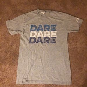 Its a grey shirt with print on it that says DARE<3